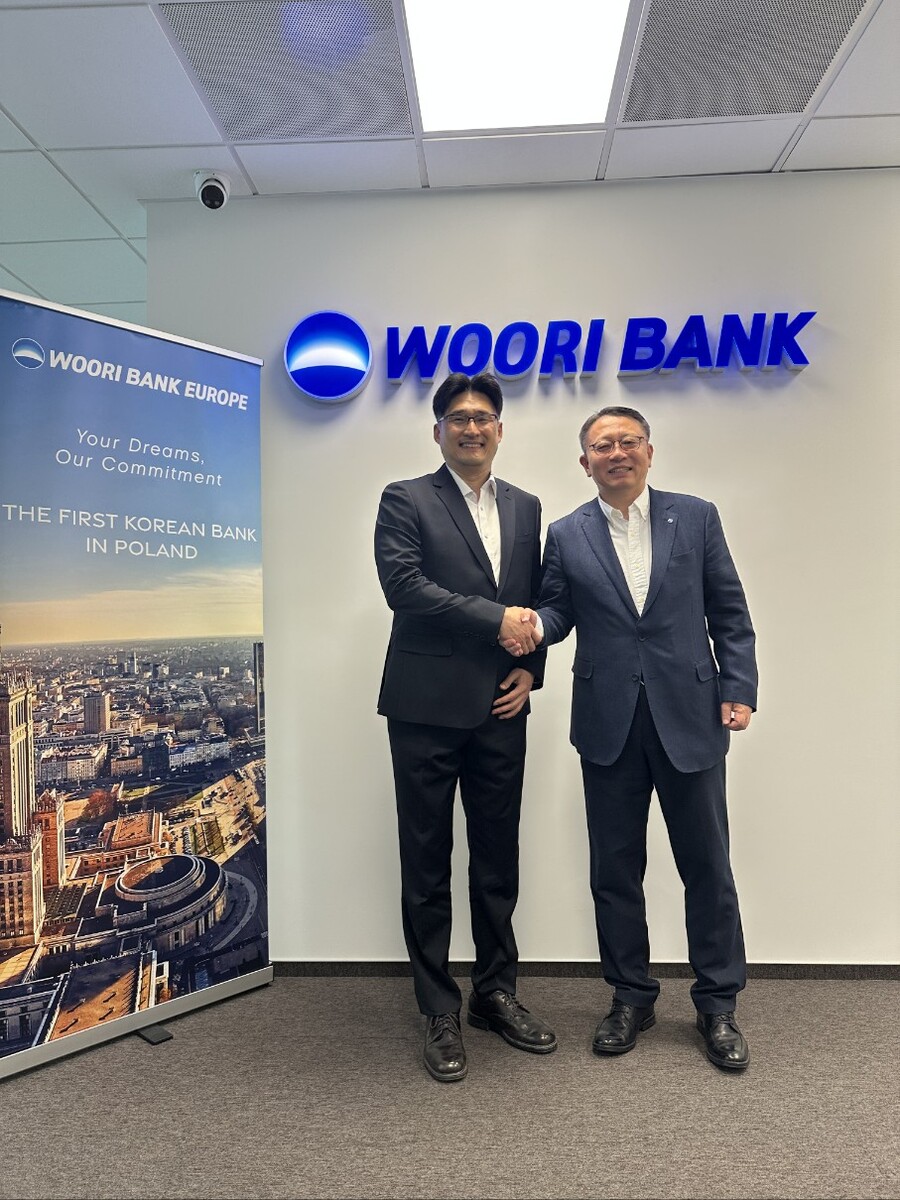 ▲ 우리은행 정진완 은행장(오른쪽)이 지난 7일 폴란드지점에서 한국수자원공사 안정환 UKR재건추진단장과 미팅을 가진 뒤 악수를 나누고 있다.ⓒ우리은행
