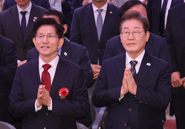 ▲ 국민의힘 김문수 대선 후보(왼)와 더불어민주당 이재명 대선 후보(오)가 지난 5일 서울 종로구 조계사에서 열린 불기 2569년 부처님오신날 봉축법요식에서 합장하고 있다. ⓒ연합뉴스