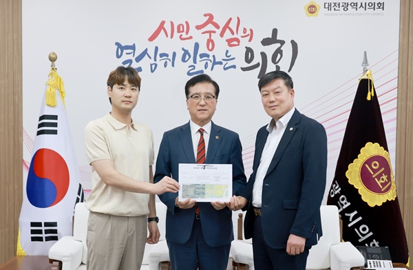 ▲ 여성용 부의장은 주민 450여 명의 서명을 모아 대전시의회 조원휘 의장에게 설치를 공식 건의했다.ⓒ유성구의회