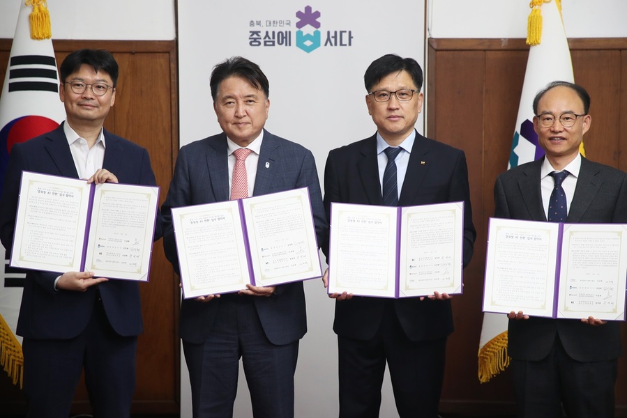 ▲ 충북도는 8일 도청 여는마당에서 한국마이크로소프트(유), ㈜KT 충남충북광역본부, 충북과학기술혁신원과 함께 ‘충북 AI 전환 협력을 위한 업무협약(MOU)’을 체결했다.ⓒ충북도