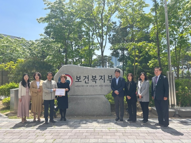 ▲ 수원특례시의회 보건복지위원회 의원들이 정부세종청사 보건복지부를 방문해 ‘경기도 외국인 자녀 보육료 지원사업’의 신설 협의를 촉구한 뒤 기념촬영을 하고 있다. ⓒ수원시의회 제공