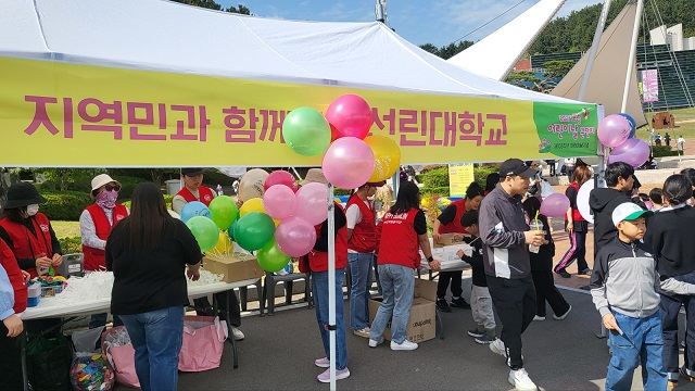 ▲ 선린대학교는 지난 5일 환호공원일원에서 열린 ‘제103회 포항 어린이날 큰잔치’에 교직원, 재학생 60명이 자원봉사 활동을 펼쳤다.ⓒ선린대