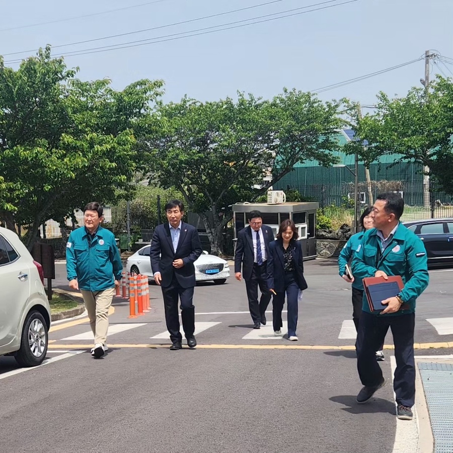 ▲ 김광수 제주특별자치도교육청 교육감(왼쪽)이 8일 애월고등학교 급식시설 점검에 나서고 있다. ⓒ노재균 기자