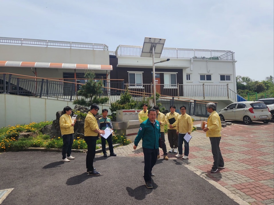 ▲ 제주특별자치도교육청 학교 급식시설 점검단이 8일 애월고등학교 급식소에 대한 안전점검을 실시하고 있다. ⓒ노재균 기자