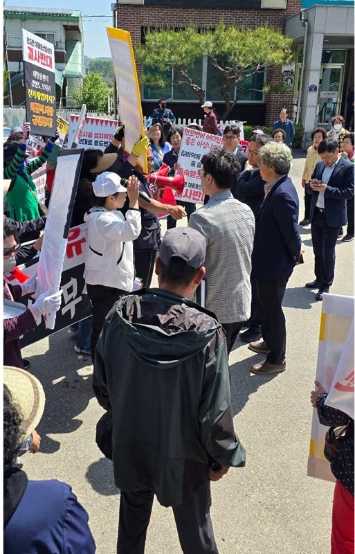 ▲ 청주시의회 박승찬 의원(비례대표, 보건환경위원회)은 지난 7일 현도면 경과보고회 현장을 직접 방문해 주민들의 의견을 수렴했다.ⓒ청주시의회
