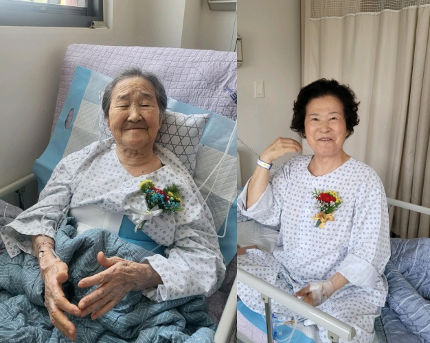 ▲ 어버이날을 맞아 카네이션을 선물받은 SRGH사랑의병원 입원 환자들. ⓒSRGH사랑의병원 제공