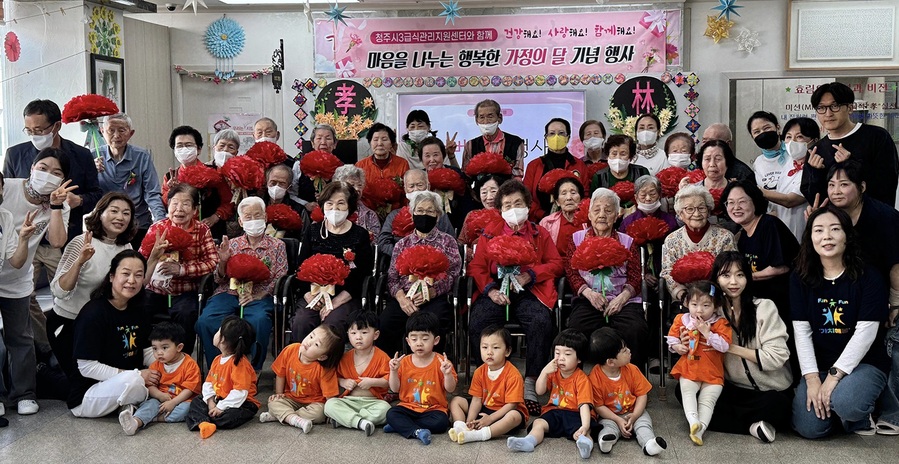 ▲ 서원대학교(총장 손석민)가 위탁 운영하는 청주시3어린이·사회복지급식관리지원센터는 8일 청주시 효림노인주간보호센터에서 가정의 달 기념행사를 개최했다.ⓒ서원대학교