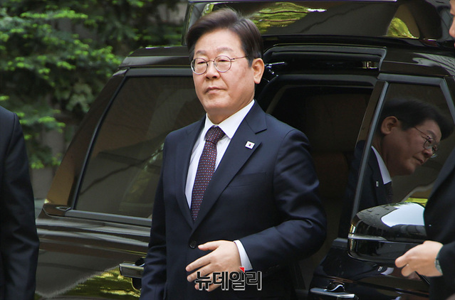 ▲ 이재명 더불어민주당 대선 후보가 지난달 29일 오전 서울 서초구 서울중앙지법에서 열린 '대장동 배임·성남FC 뇌물' 1심 속행 공판에 출석하고 있다. ⓒ서성진 기자