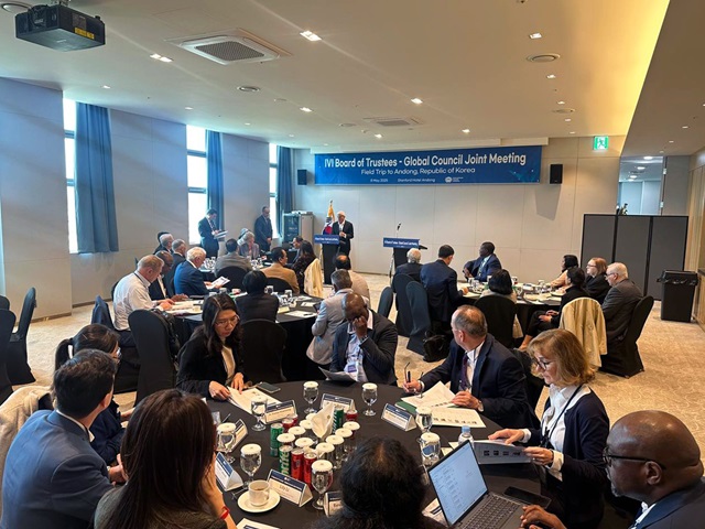 ▲ 국제백신연구소 대표단이 동물세포실증지원센터를 방문해 백신 전문인력 양성교육시설 및 백신 위탁개발․생산 인프라를 견학하고, 공동연구 및 국제협력 확대 방안을 논의하고 있다.ⓒ안동시