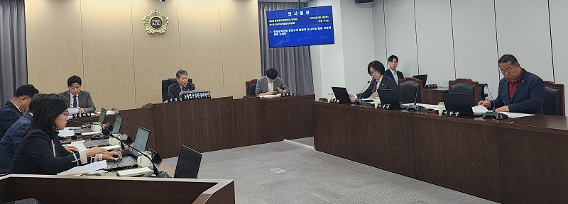 ▲ 충청광역연합의회 초광역건설환경위원회가 8일 제4회 정례회 1차 회의에서 안치영 의원(충북)이 발의한 '금강수계 물환경 모니터링 활동 지원 조례안'을 원안대로 가결하고 있다.ⓒ충청광역연합의회