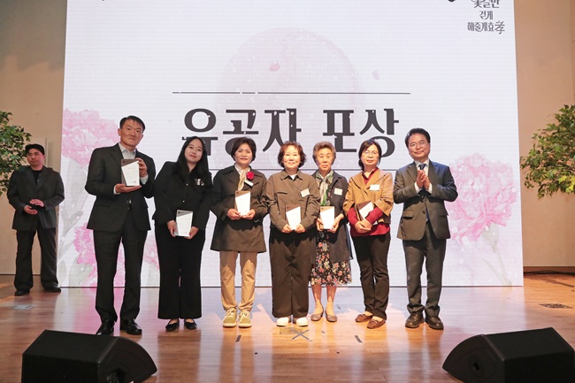 ▲ 춘천시가 제53회 어버이날을 맞아 8일 오후 시청 대회의실에서 '꽃길만 걷게 해줄게 孝'를 주제로 기념행사를 열었다.ⓒ춘천시