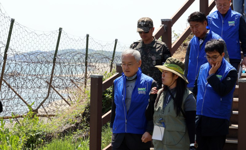 ▲ 유인촌 문화체육관광부 장관이 8일 로컬100인 강원도 고성군 통일전망대에서 시작되는 고성 DMZ 평화의 길 테마노선을 걷고 있다.ⓒ문체부