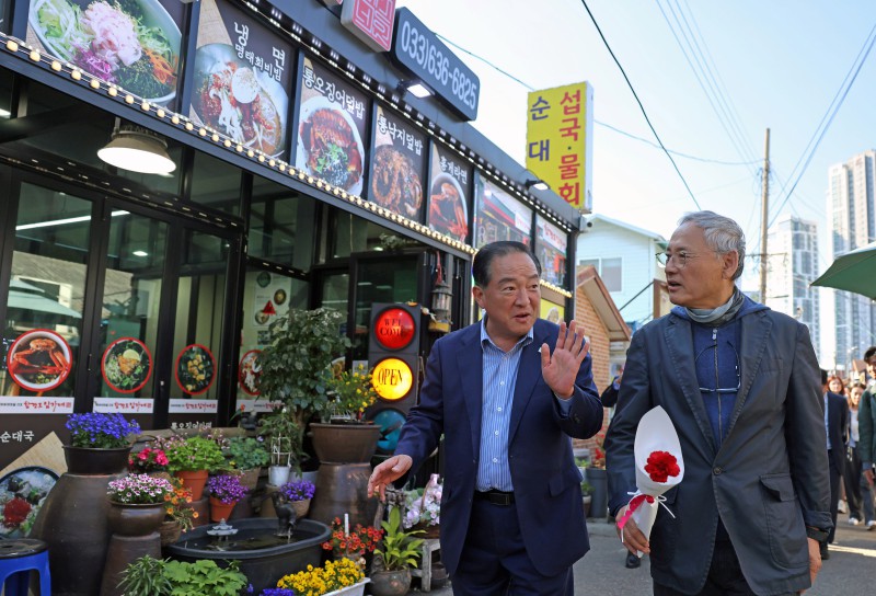 ▲ 유인촌 문화체육관광부 장관이 지난 7일 대한민국 문화도시 강원도 속초를 찾아 로컬100인 아바이마을에서 이병선 속초시장과 상점을 둘러보고 있다.ⓒ문체부