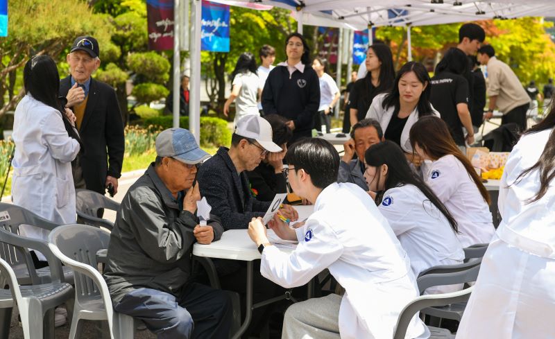 ▲ 어버이날 기념행사에서 보건학부 학생들이 운영한 건강상담 부스를 찾은 어르신들이 기초 건강 상담을 받고 있다.ⓒ백석대