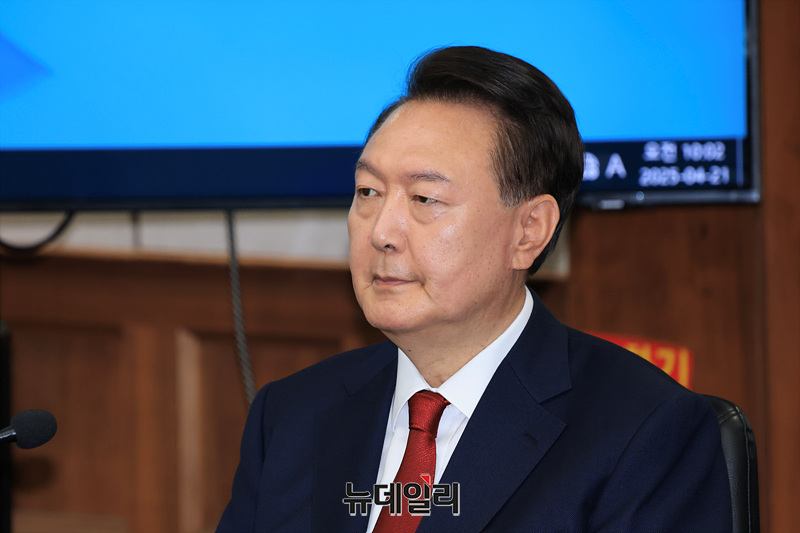 ▲ 윤석열 전 대통령이 지난 4월 21일 서울 서초동 서울중앙지법에서 열린 내란 우두머리 혐의 형사재판 2번째 공판에 출석하고 있다. (사진=공동취재단)