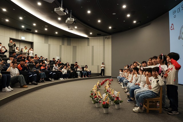 ▲ 포스코어린이집 원아들이 부모를 위해 준비한 감사의 노래를 부르고 있다.ⓒ포스코