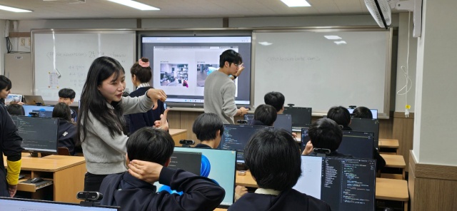 ▲ 경기대 소프트웨어 학생 봉사단이 분당 태원고에서 AI 코딩 교육을 진행하고 있다. ⓒ경기대 제공