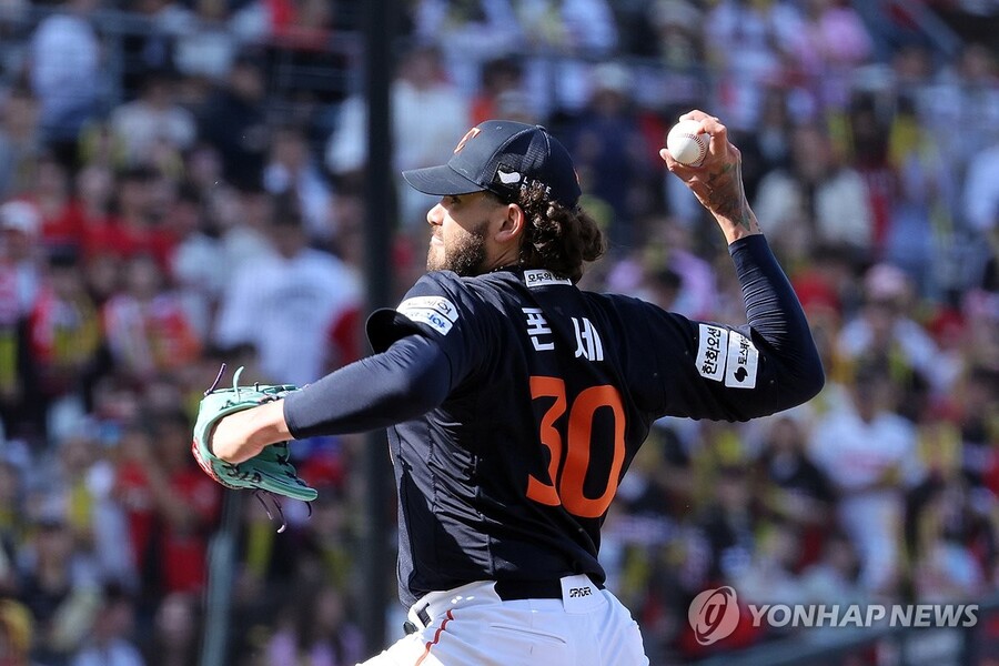 <b>폰세</b>, KBO리그 3∼4월 <b>MVP</b> … <b>한화</b> 외국인 투수 최초 [줌인 KBO]