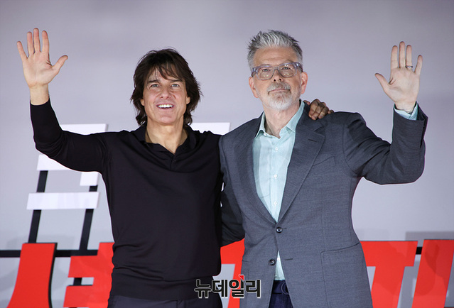 ▲ 배우 톰 크루즈와 크리스토퍼 맥쿼리 감독이 8일 오후 서울 송파구 롯데시네마 월드타워에서 열린 영화 '미션 임파서블: 파이널 레코닝' 프레스 컨퍼런스에서 포즈를 취하고 있다. ⓒ서성진 기자