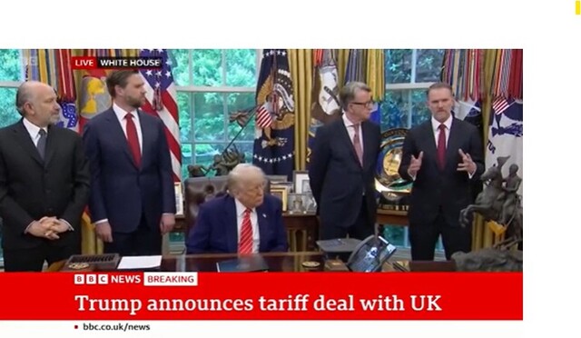 ▲ 8일(현지시각) 미국 워싱턴 D.C. 백악관 오벌오피스에서 도널드 트럼프 미국 대통령을 비롯한 미국 무역대표부와 영국 무역대표팀이 기자회견을 하고 있다. 출처=BBC 홈페이지 갈무리ⓒBBC