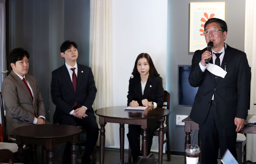 ▲ 서부지법 난동사태에 가담한 혐의로 재판에 넘겨진 피고인들의 변호인단 임응수 변호사가 7일 오후 서울 마포구 어거스트21에서 열린 서부지법사건 강제수사 위법성 진상조사 촉구 기자회견에 참석해 발언하고 있다.ⓒ뉴시스