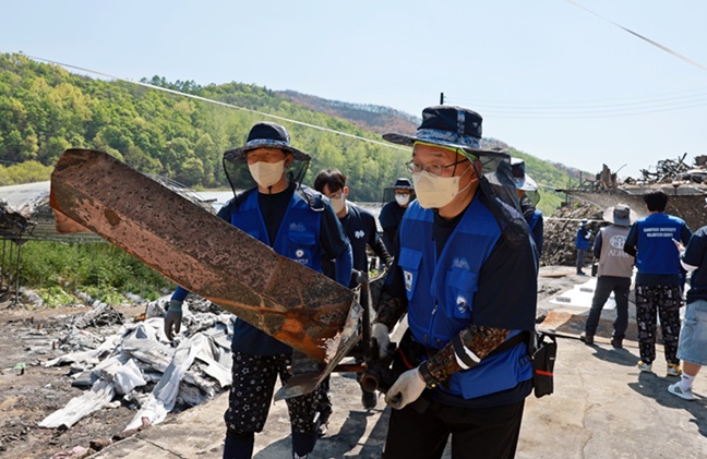 ▲ 삼육대 교직원들이 대형 철제 구조물을 옮기고 있다.ⓒ삼육대