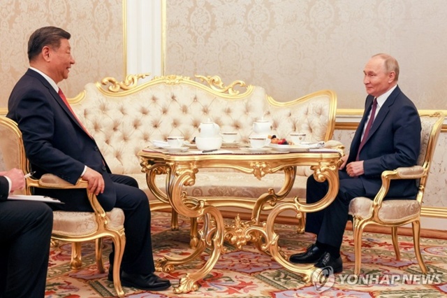 ▲ 러시아 크렘린궁에서 차 마시며 대화하는 시진핑 중국 국가주석(좌)과 블라디미르 푸틴 러시아 대통령. 250508 타스 연합뉴스. ⓒ연합뉴스