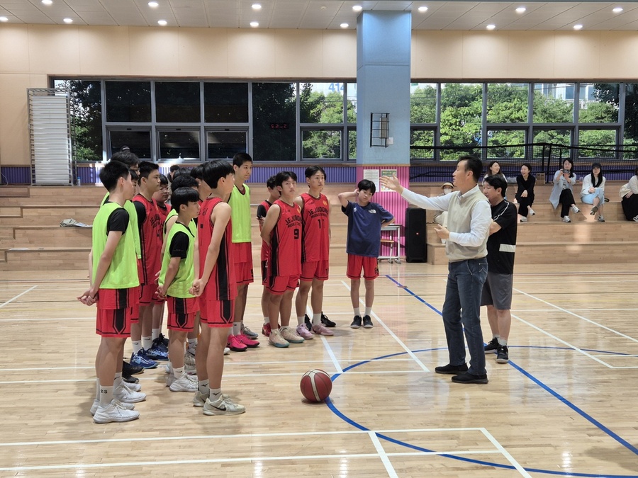 ▲ 김진 전 남자농구 국가대표 감독이 제주동중학교 농구부 선수들에게 농구 전술에 관한 지도를 하고 있다. ⓒ제주특별자치도교육청 제공