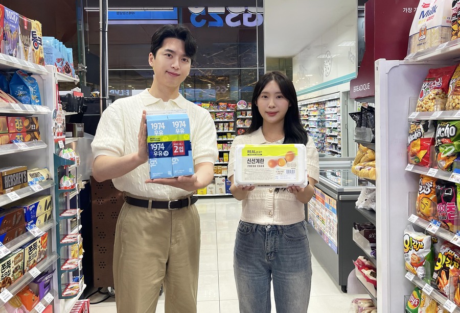 ▲ 모델이 GS25 리얼프라이스 상품을 소개하고 있다ⓒGS25