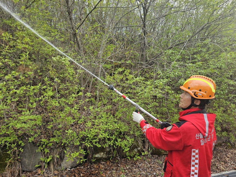 ▲ 달성군청 산불진화대원이 살수 시연 중인 모습.ⓒ달성군
