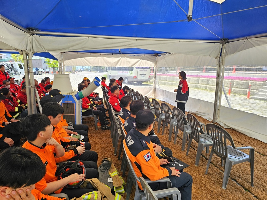 ▲ 정은주 달성군 부군수가 화재 합동 훈련에 앞서 안전수칙을 철저히 지키고 진지하게 임해줄 것을 당부하고 있는 모습.ⓒ달성군