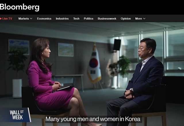 ▲ 미국 블룸버그TV ‘월스트리트 위크 보도 중 셰리안 앵커와 인터뷰하고 있는 신상진 성남시장 영상 캡처본. ⓒ성남시 제공