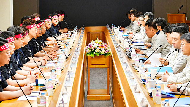▲ 현대자동차 노사 대표가 울산공장 본관 동행룸에서 2024년 임금협상 교섭 상견례를 진행하고 있다. ⓒ현대차