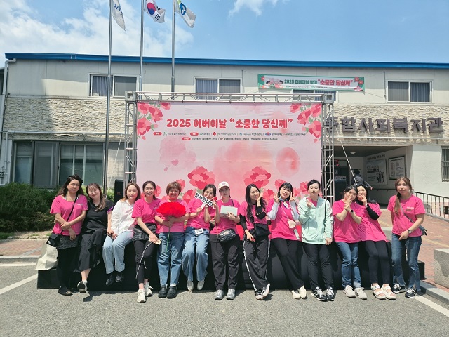 ▲ 선린대학교 뷰티디자인과는 지난 8일 어버이날을 맞아 포항시 학산종합사회복지관에서 지역 어르신들을 대상으로 메이크업과 헤어셋팅 서비스를 제공하는 뜻깊은 봉사활동을 진행했다.ⓒ선린대