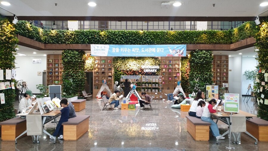 ▲ 제주 우당도서관에서 실시되고 있는 ‘봄바람, 책멍하기 좋은 날’행사 장면 ⓒ제주시 제공