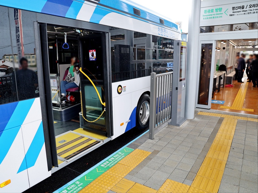 ▲ 제주시‘서광로 BRT 구간’에 투입된 양문형 버스 ⓒ제주시 제공