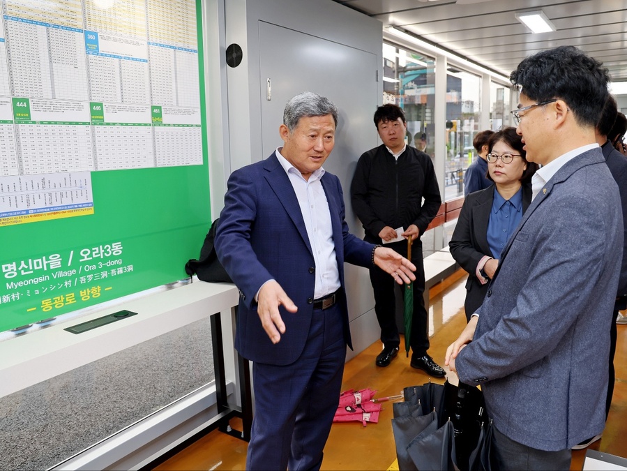 ▲ 제주시‘서광로 BRT 구간’개통식에 참석한 김완근 제주시장이 관계자들에게 시민들의 불편을 최소화 할 수 있는 방안을 마련할 것을 지시하고 있다. ⓒ제주시 제공