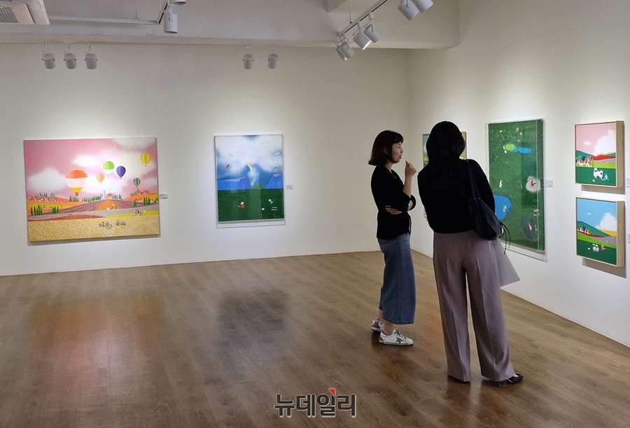 ▲ 청주대학교 정문 앞 ‘갤러리 젠(ZEN)’에서 열리고 있는 마가렛윤정 전시회에서 관람객들이 그림을 감상하고 있다.ⓒ양승갑 기자