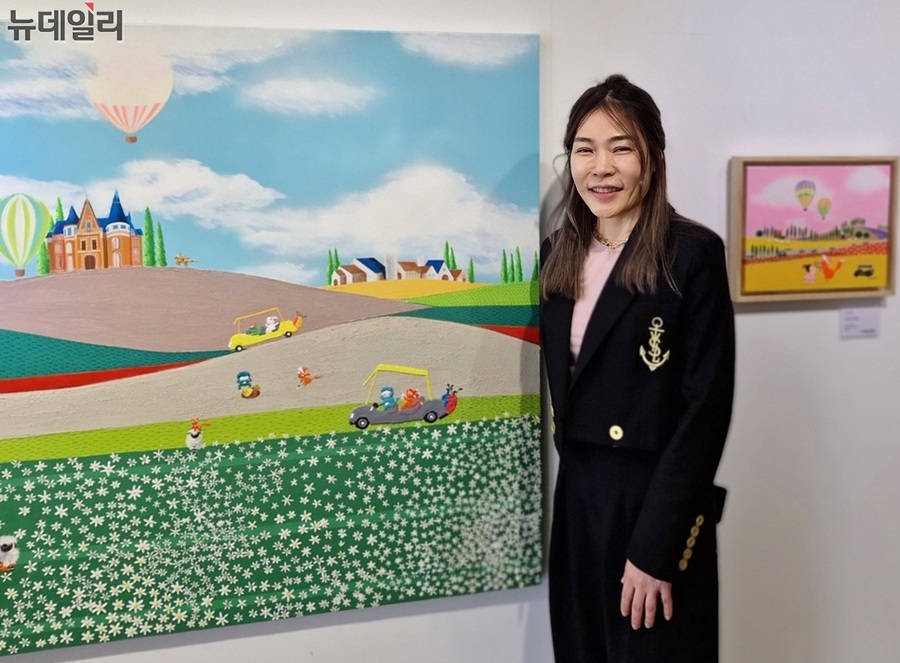 ▲ 청주대학교 정문 앞 ‘갤러리 젠(ZEN)’에서 열리고있는 전시회에서 마가렛윤정 작가가 작품에 대한 설명을 하고 있다.ⓒ양승갑 기자ⓒ