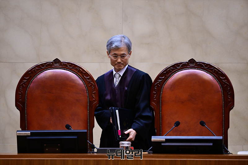 ▲ 조희대 대법원장이 지난 1일 서울 서초구 대법원에서 이재명 더불어민주당 대선 후보의 공직선거법 위반 사건 상고심 선고를 위해 입정하고 있다. (사진=공동취재단)