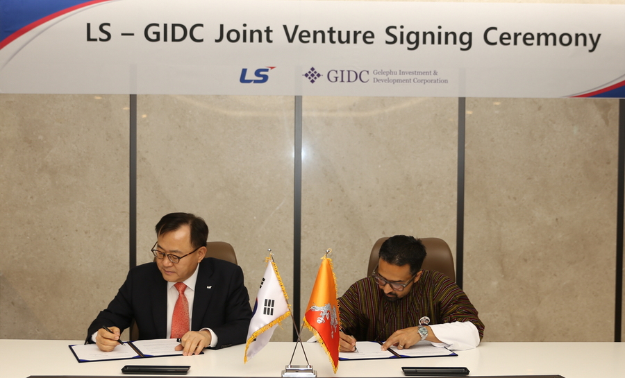 ▲ 명노현 LS 부회장과 딥 다할 GIDC CEO가 합작법인을 설립키로 계약했다. ⓒLS