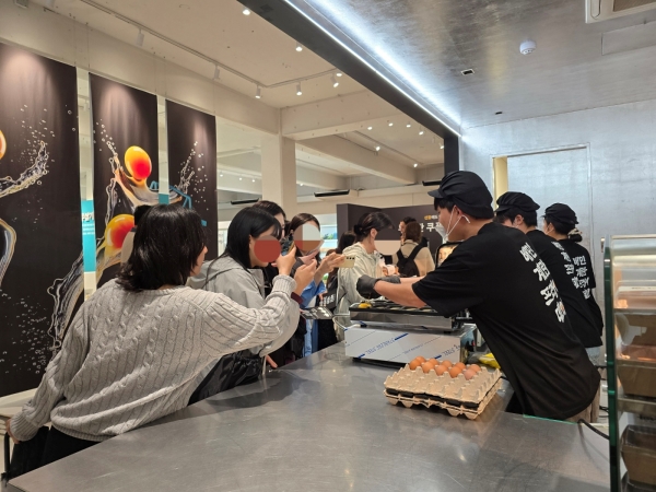 ▲ 계란빵을 증정받기 위해 줄을 선 관람객들ⓒ최신혜 기자