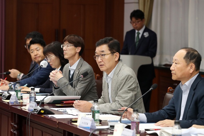 ▲ 강원특별자치도가 9일 도청 신관 소회의실에서 '2025년 상반기 강원특별자치도 지역건설산업 활성화 위원회'를 개최했다.ⓒ강원특별자치도