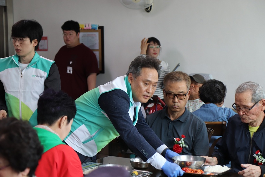 ▲ iM사회공헌재단(이사장 황병우)은 오는 8일 어버이날을 맞아 영천시장애인종합복지관(관장 권순종)을 이용하는 장애인들의 결식예방을 위한 무료급식을 실시했다.ⓒiM사회공헌재단