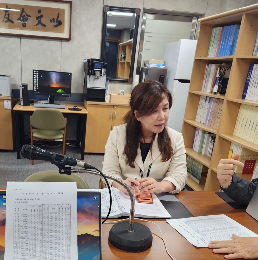 ▲ 정미영 제주특별자치도교육청 정책기획과 장학사가 지난 8일 개최된‘교육균형발전 선도지구 소속학교 협의회’에 대한 기자의 질의에 답하고 있다. ⓒ노재균 기자