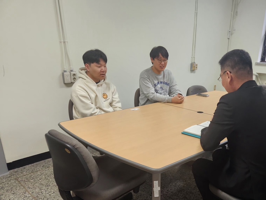 ▲ 환경부가 ‘2025년 국립생물자원관 전문인력’으로 선정한 제주대학교 자연과학대학 생물학과 이경태 박사과정 학생(중앙)과 같은학과 김민섭 석사과정 학생(왼쪽)이 9일 기자의 인터뷰에 응하고 있다. ⓒ노재균 기자