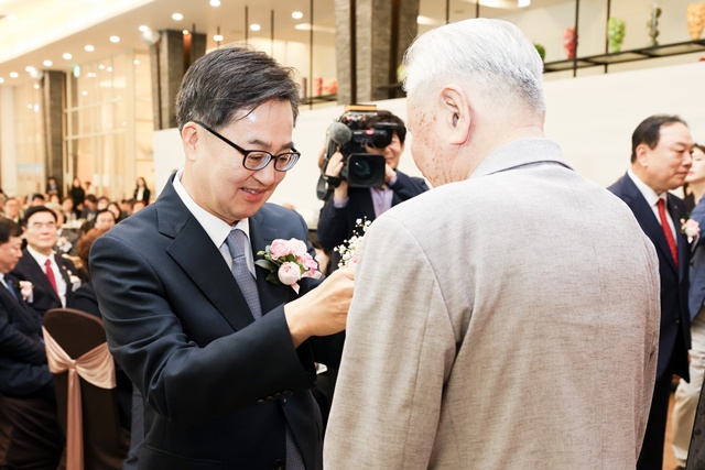 ▲ 김동연 경기도지사가 9일 오전 수원노블레스컨벤션에서 열린 제53회 어버이날 기념행사에서 임종선 사할린동포에게 카네이션을 달아주고 있다. ⓒ경기도 제공