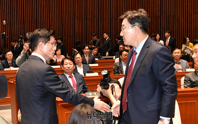 ▲ 김문수 국민의힘 대선 후보가 9일 오전 국회에서 열린 의원총회에서 밖으로 나서며 권성동 원내대표와 대화를 하고 있다. ⓒ이종현 기자