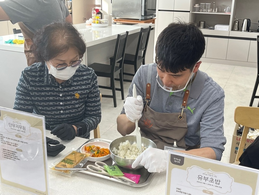 ▲ 충북대학교(총장 고창섭) 보건과학융합연구소가 청주시에 거주하는 성인 발달장애인의 식생활 자립을 돕기 위한 ‘한끼e음 커뮤니티 키친’ 프로그램 3기를 운영 중이다.ⓒ충북대학교