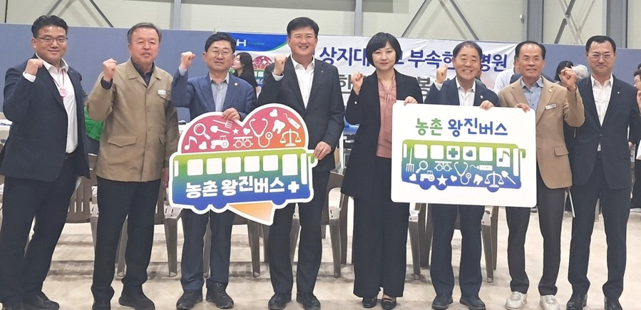 ▲ 이용선(왼쪽 네 번째) 총괄본부장과 박동헌(두 번째) 조합장이 강성규(여섯 번째) 영동부군수, 이한국(첫 번째) 농협영동군지부장, 강대영(맨 오른쪽) 충북농협 부본부장과 기념촬영을 하고 있다.ⓒ충북농협